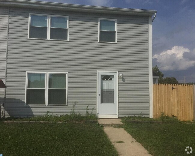 Building Photo - Spacious 2 Bedroom TownHouse!