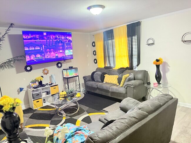 Photo - 1147 Alexander St