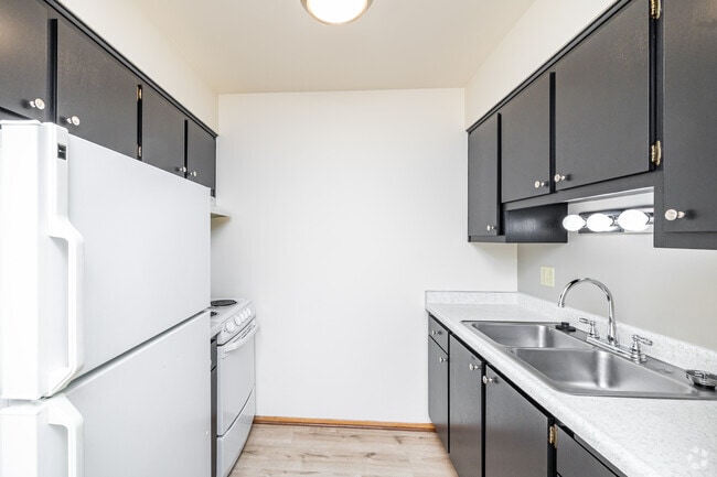 1BR, 1BA - 750SF - Kitchen - Carriageway