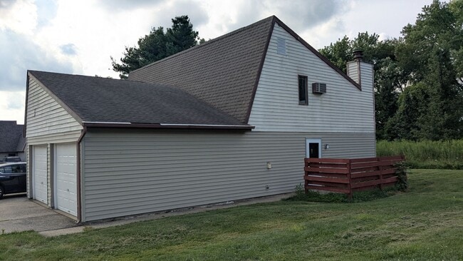 Building Photo - MN Cedar Village (819) Unit Apt A (Loft)