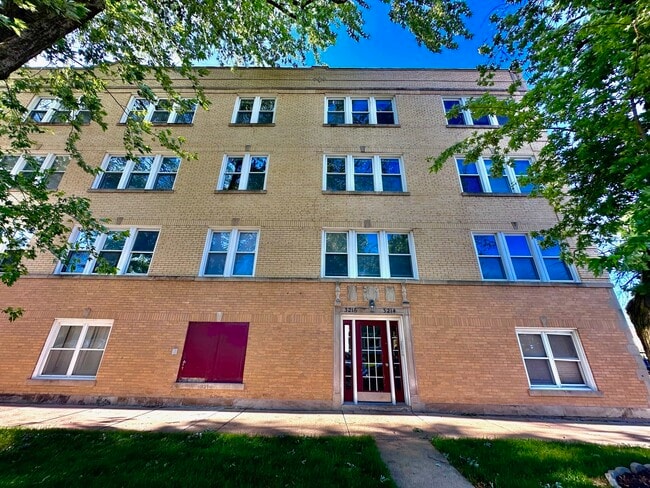 Photo - 3214 W Berteau Ave Unidad 2 Rental