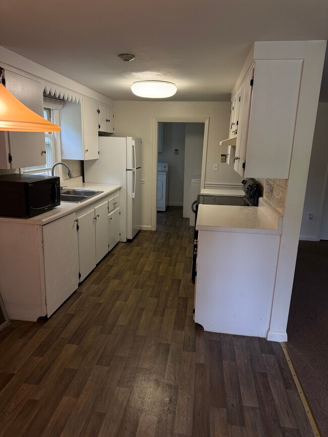 Building Photo - 10 Patricia Dr Unit 10 Patricia Dr