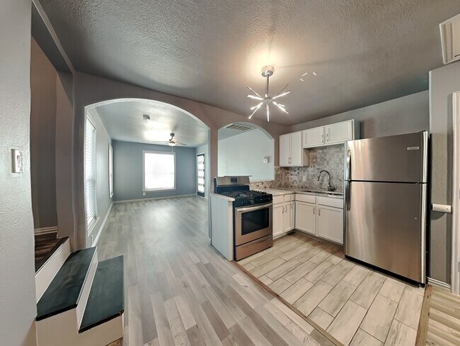 Photo - 7911 Denton Dr