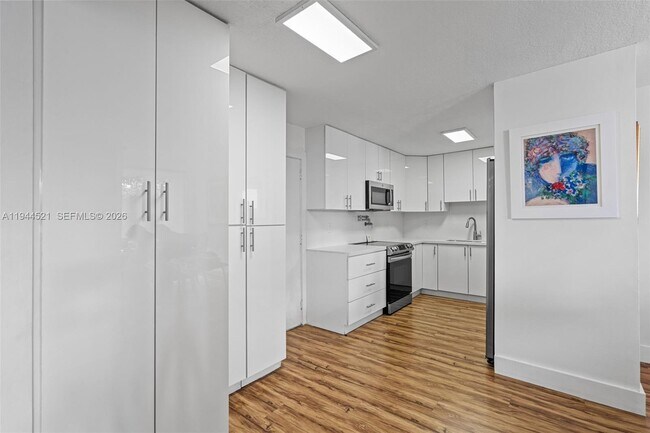 Photo - 13953 Kendale Lakes Cir Unit 608B