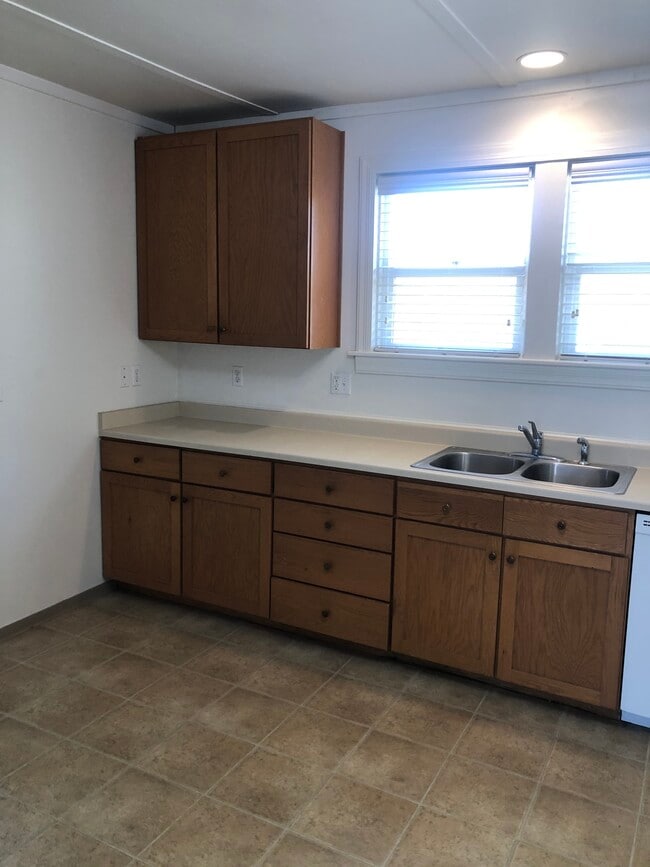 Kitchen - 1566 Newburg Rd