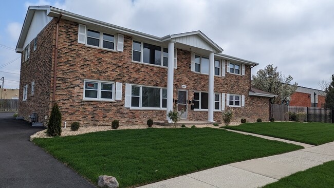 Building Photo - 14475 Jefferson Ave Unit 1N