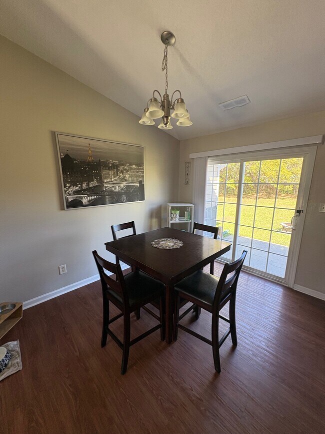 Photo - 208 Finishing Ln