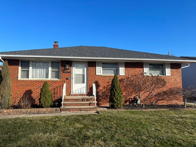 Building Photo - Multi Family Home 3 Bedroom and 2 Bath