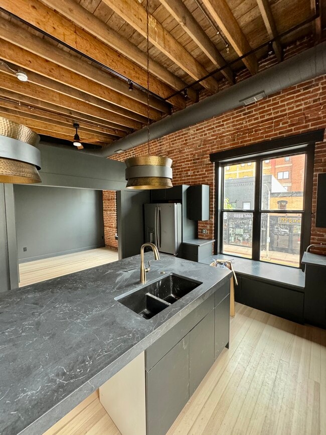 Contemporary luxury loft. - 124 W 3rd St Unidad Downtown Industrial Loft