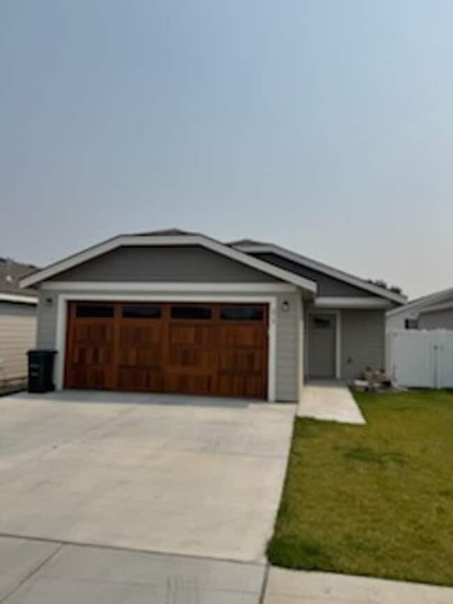 Building Photo - Small Town Living Large!!!!