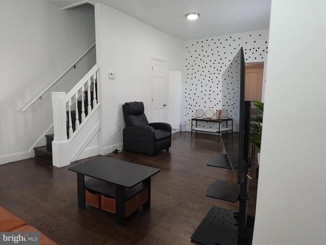 Photo - 6139 Larchwood Ave