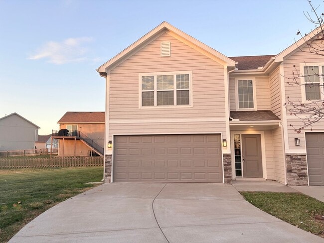Building Photo - 3 Bedroom | 2.5 Bath | 2-Car Garage in Grain Valley