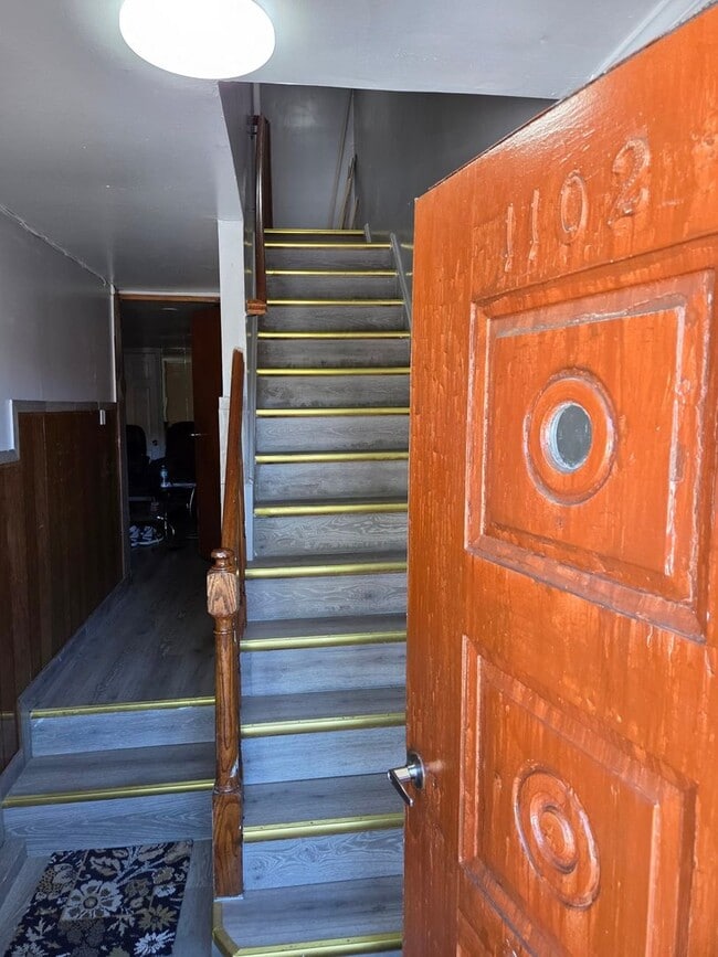 Building Photo - 1102 E 233rd St Rental