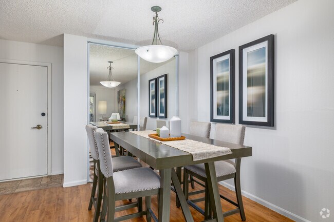 B2 1BR, 1BA - 740SF - Dining Room