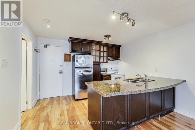 Photo - 1011 Dufferin St