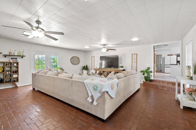 Photo - 1106 Oriole Ln