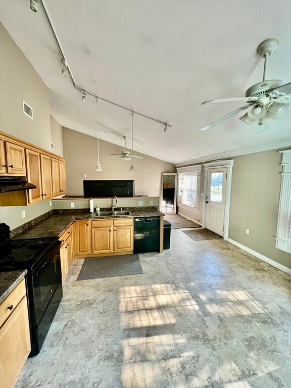 Photo - 150 Uxbridge Rd