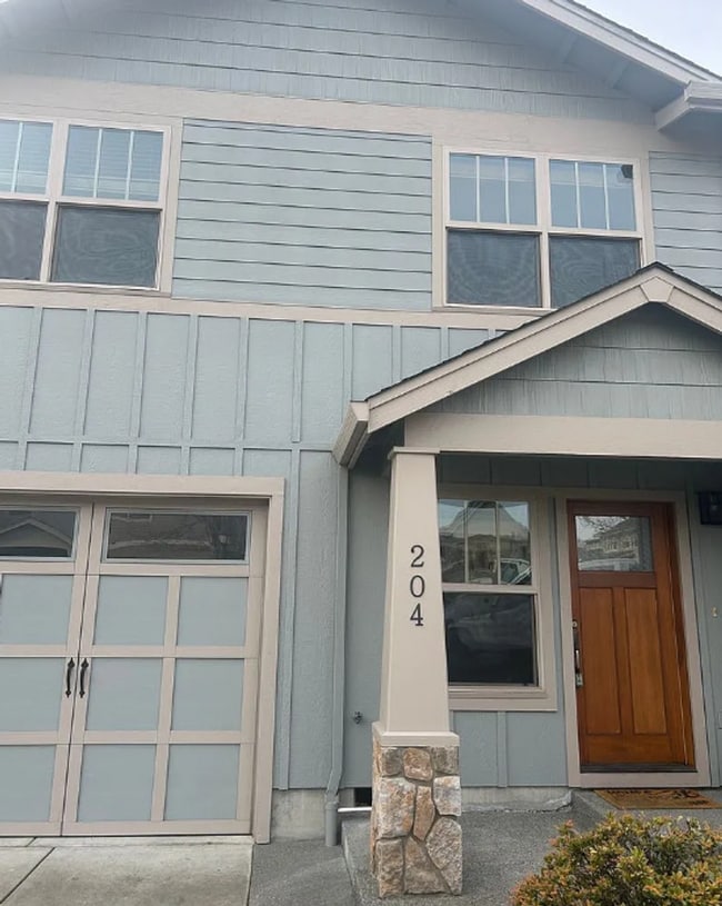 Building Photo - East Medford 2 bedroom 1.5 bathroom 2 story townhome