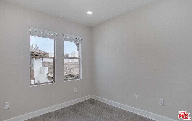 Photo - 6280 W 3rd St Unidad 4-413