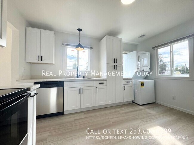 Photo - 8420 1/2 South Tacoma Way-1 Unidad 1