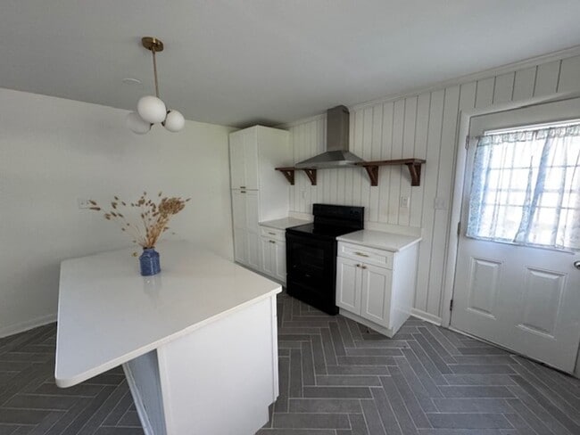 Building Photo - 4 Bedroom Remodeled House off Old Forest Road