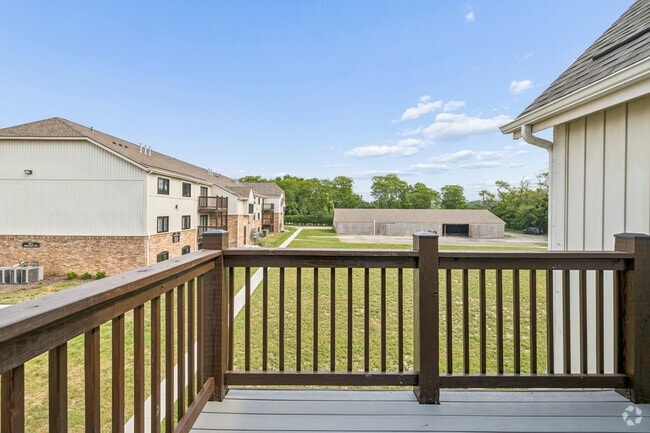 2BR, 2BA - 975SF - Balcony