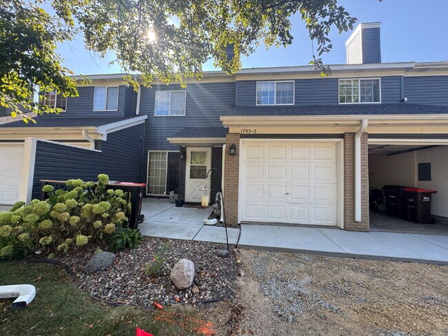 Charming 2-Bed Townhouse Retreat in Woodbury Spacious 1080 Sq Ft with 1 Bath.