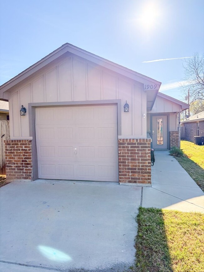 Building Photo - 1909 Chiricahua Trce