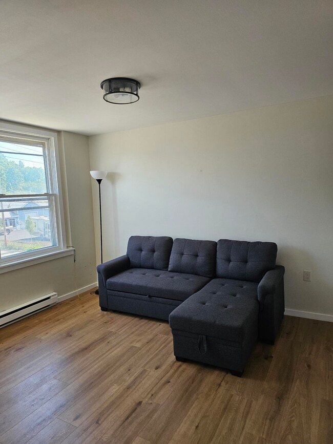 Building Photo - 43 W Main St Unit 2