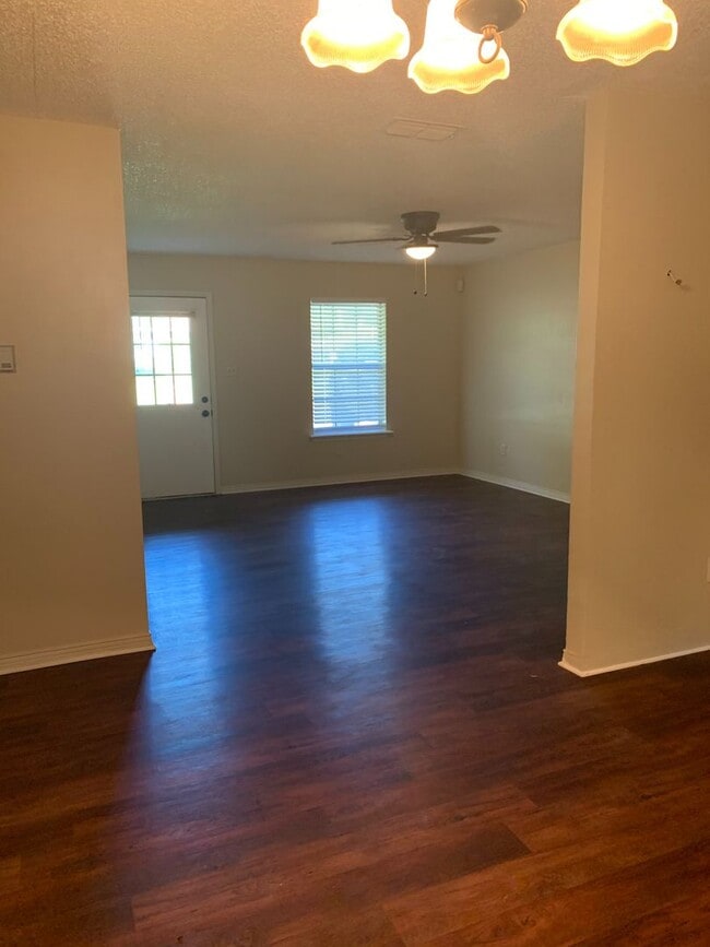 Photo - 2/1.5 Fenced yard, pet friendly, PHISD