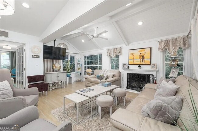 Photo - 302 Hascall Rd NW