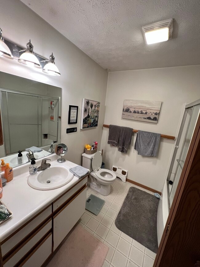 Bath - 619 Grant Ave Unit #2