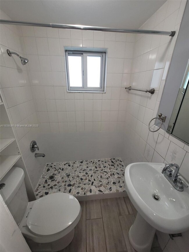 Building Photo - 5203 SW 102nd Ct Unit rear Rental