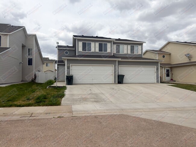 Building Photo - 3 bed, 2.5 bath townhouse with a 2 car garage
