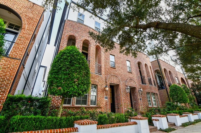 Building Photo - 709 Delano St