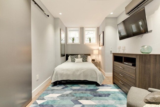 Photo - 1729 Riggs Pl NW Unidad SI ID612P