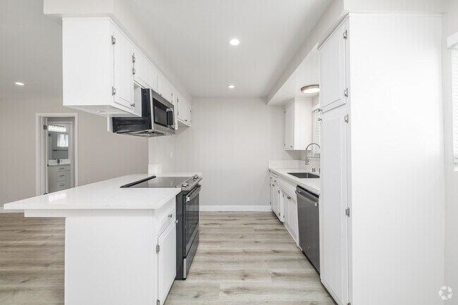 1BR, 1BA - 760SF - Kitchen