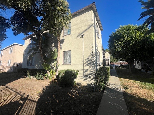 17037/17043/17049 Vanowen St.