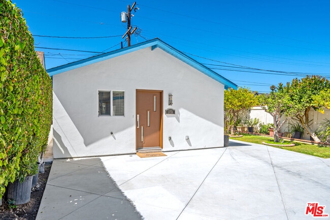 Building Photo - 3753 W 60th St