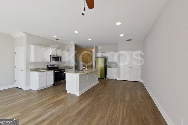 Photo - 106 Regis Way
