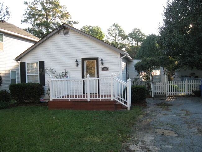 Building Photo - Lovely 2 BR home with Bonus Room