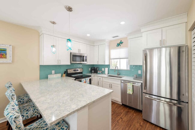 Building Photo - 1075 Duval St Unit R12