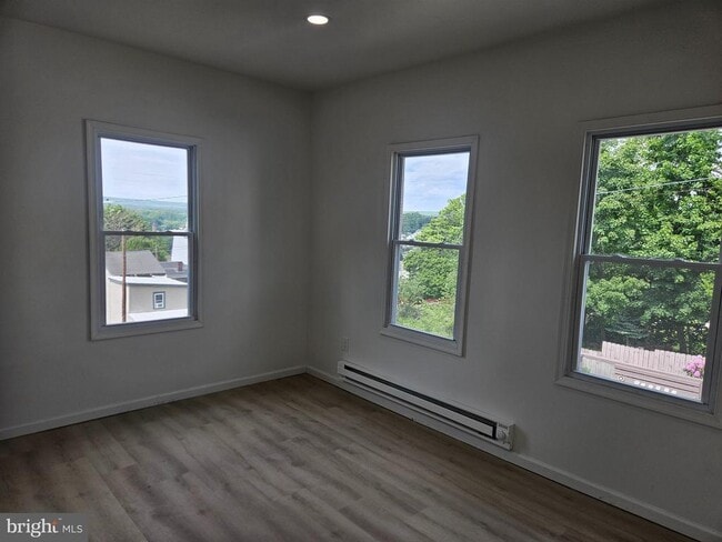 Photo - 319 S 6th St