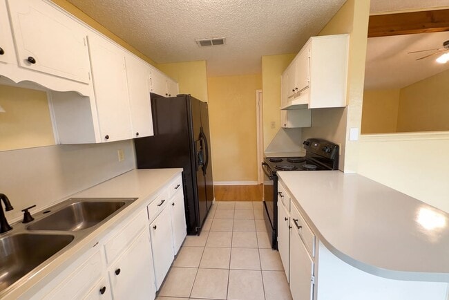 Building Photo - 908 Hackberry St