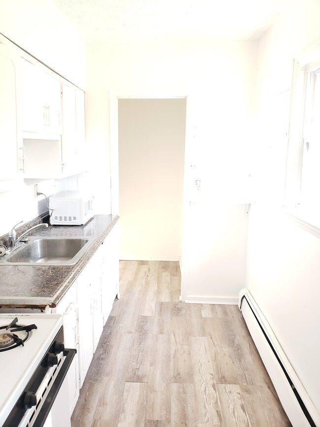 21 New Walnut St Unit #3 (1st Floor - Right - 1 bedroom)
