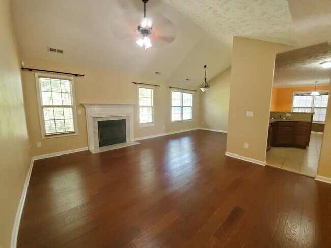 Photo - 1665 Kershaw Loop