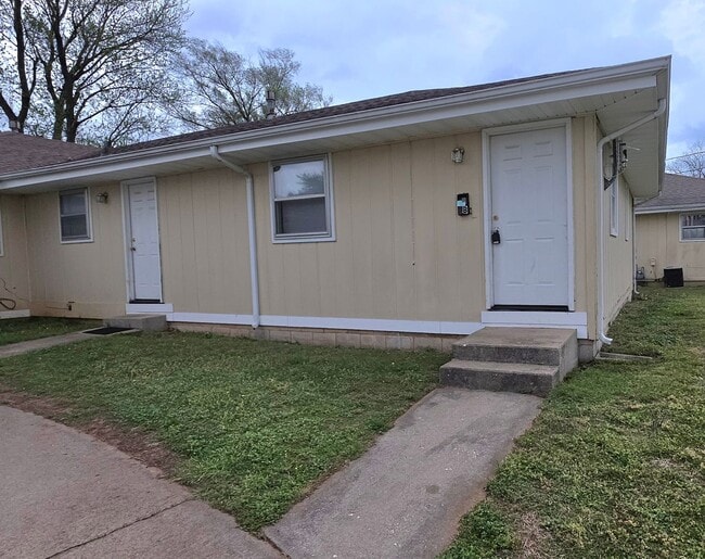 Building Photo - 305 E Downing St Unit B