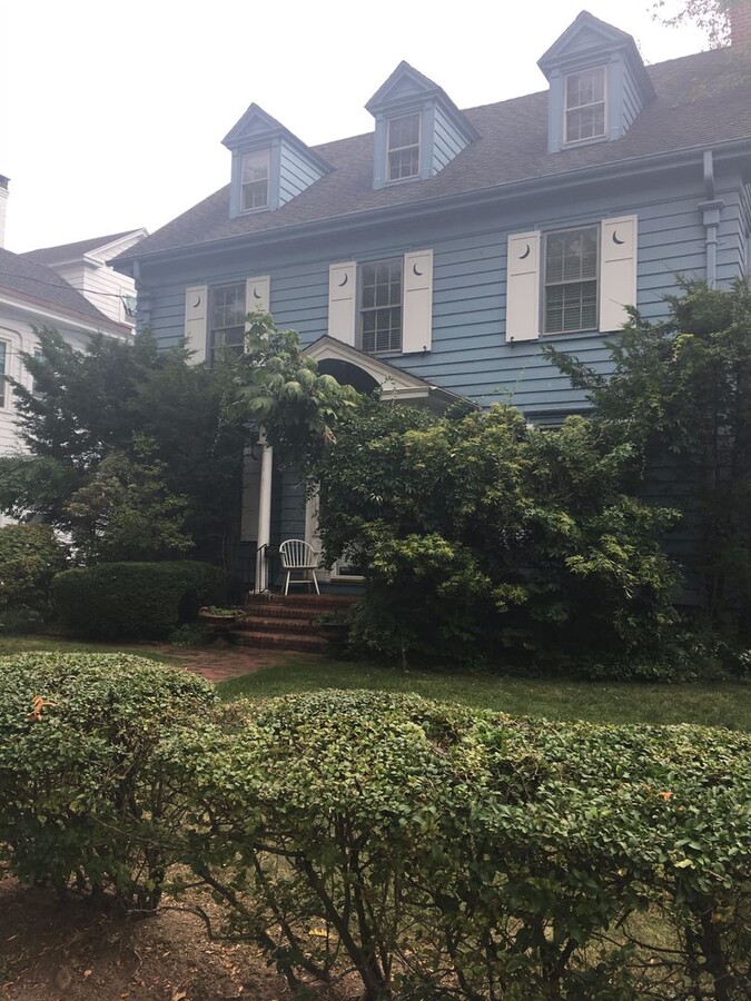 One Bedroom Apartment on third floor......... - One Bedroom Apartment on third floor......... Unit 645 Whitney Avenue #3