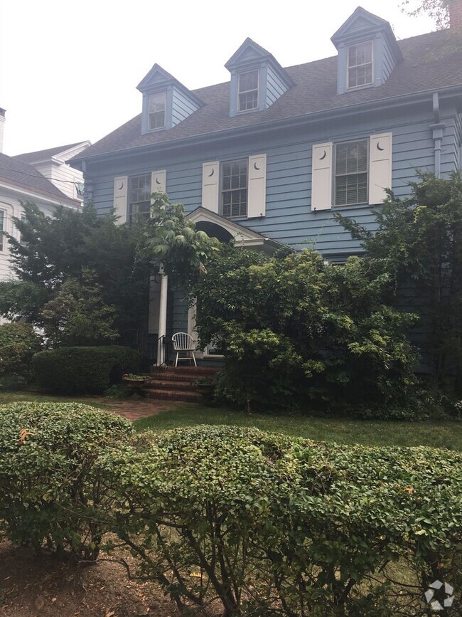 Building Photo - One Bedroom Apartment on third floor......... Unit 645 Whitney Avenue #3
