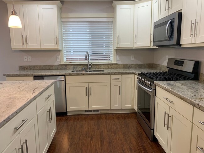 Photo - Lovely 3 bedroom Home at end of cul-de-sac - Low Maintenance Yard